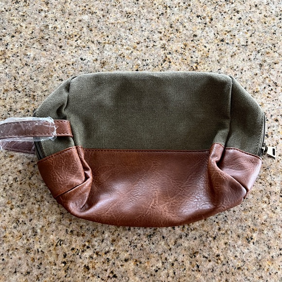 Canvas toiletry bag with samples! - Picture 3 of 4